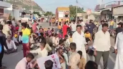 గుంతకల్లు: గుత్తిలోని తాడిపత్రి రోడ్డులో స్పీడ్ బ్రేకర్లు ఏర్పాటు చేయాలని బుడబుక్కల కాలనీవాసులు రాస్తారోకో