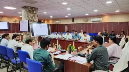 बड़वानी: कलेक्टर कार्यालय में राजस्व अधिकारियों की हुई बैठक, कलेक्टर ने बेहतर कार्य करने को दिए निर्देश