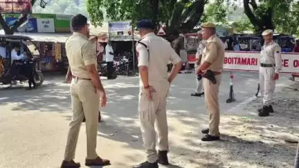 সৃজনগ্ৰাম: জনসাধাৰণৰ নিৰাপত্তা নিশ্চিত কৰাৰ বাবে অভয়াপুৰী লগতে বিভিন্ন স্থানত সম জিলা আৰক্ষী অধীক্ষকৰ উপস্থিতিত আৰক্ষীৰ অভিযান