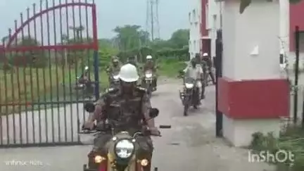 ठाकुरगंगटी: बकरीद को लेकर ठाकुर गंगटी पुलिस ने निकाला फ्लैग मार्च