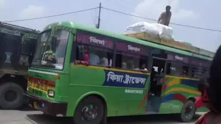গাজোল: আলাল 81 নং জাতীয় সড়কে বাস থেকে নামার সময় নাবালকের উপর 70 কিলোর একটি বস্তা ফেলে দিল কন্ডাক্টর, আহত নাবালক