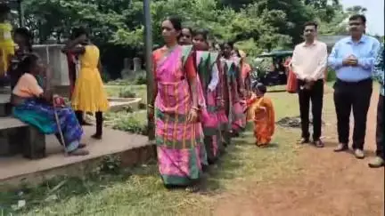 বিনপুর ২: EFCO ও IFFDC -র উদ্যোগে কানিমহুলিতে কৃষি জমি পরিদর্শন ও ডাকাইশোলে কৃষক সভার আয়োজন