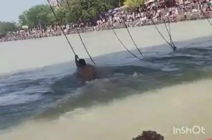 हरिद्वार: विष्णु घाट के पास गंगा में डूब रहे जम्मू निवासी व्यक्ति को आपदा राहत दल ने बचाया
