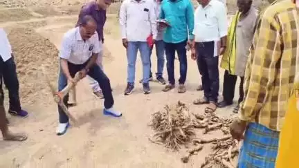 ନୂଆପଡା: ଫରସରାରେ ହାତରେ କୋଦାଳ ଧରି ମାଟି ହାଣି ଶ୍ରମିକଙ୍କୁ ଉତ୍ସାହିତ କଲେ ଜିଲ୍ଲାପାଳ
