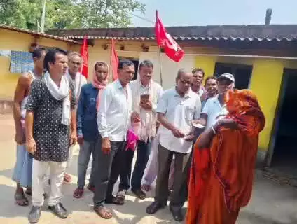 বরাবাজার: বিধানসভা ভোটকে সামনে রেখে লাকা গ্রামে জনসংযোগ ও অর্থ সংগ্রহ কর্মসূচি CPI(M)-র; উপস্থিত জেলা সম্পাদক মণ্ডলীর সদস্য