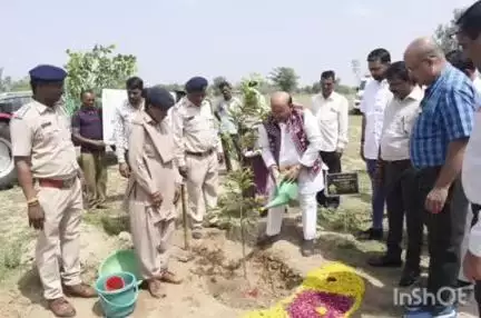દાહોદ: રાષ્ટ્રીય અનુસૂચિત જનજાતિ આયોગના અધ્યક્ષ અંતર સિંઘ આર્યએની ઉપસ્થિતિ મા એક પેડ મા કે નામ અભિયાન”અંતર્ગત  કાર્યક્રમ