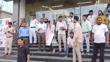 ঢেকিয়াজুলি ভাগ: ম্যাদ উকলা খাদ্য সামগ্ৰী বিক্ৰী কৰাক কেন্দ্ৰ কৰি ঢেকীয়াজুলিৰ ভি মাৰ্টত আট্‌ছাই সাব্যস্ত কৰিলে প্ৰতিবাদ