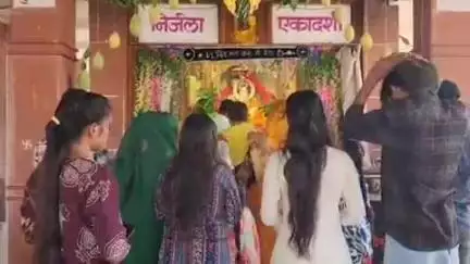 खंडवा नगर: निर्जला एकादशी के अवसर पर खंडवा के खाटू श्याम मंदिर में श्रद्धालुओं ने की पूजा अर्चना