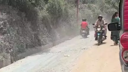 चम्पावत: ललुवापानी सड़क पर पाइप लाइन बिछाने के बाद नहीं हुआ डामरीकरण, धूल से लोग परेशान #jansamasya