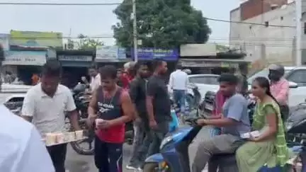 चास: मारवाड़ी युवा मंच ने निर्जला एकादशी पर चास नीलम हॉस्पिटल के पास शरबत, चना व गुड़ वितरित किया