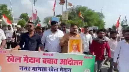 मंडला: महाराजपुर खेल मैदान में युवा कांग्रेस का प्रदर्शन, व्यवस्था न सुधरी तो 5 दिन बाद आंदोलन की चेतावनी