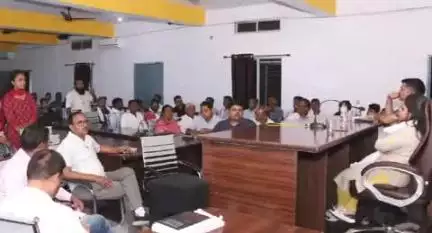 डिंडौरी: कलेक्टर ने जनपद पंचायत कार्यालय डिंडौरी में अधिकारी-कर्मचारियों की बैठक ली, दिए निर्देश