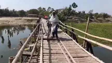 ক্যানিং ১: ক্যানিং এর বধূকুলায় পিয়ালি খালের উপর বেহাল বাঁশের সাঁকো, কংক্রিটের সেতুর আবেদন স্থানীয়দের #jansamasya