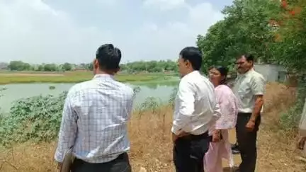 गुना नगर: गुना कलेक्टर ने किया गुजरिया तालाब का निरीक्षण, जीर्णोद्धार के संबंध में दिए आवश्यक निर्देश