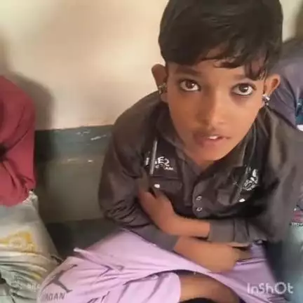 ग्राम बांसापुर के कुछ लोग दबंगो के द्वारा रास्ता रोके जाने को लेकर छोटे बच्चों महिलाओं बुजुर्गों के साथ जिलाधीश महोदय के यहां गुहार लगाने पहुंचे जिलाधीश महोदय के आदेश की अवहेलना कर रहे तहसीलदार पटवारी