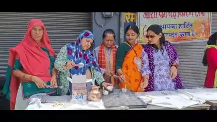 फुलेरा मु. सांभर: छोटी काशी जयपुर में निर्जला एकादशी पर आशा की नई किरण संस्था ने राहगीरों को आइसक्रीम खिलाई और गन्ने का मीठा जूस पिलाया