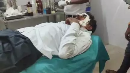 चकिया: बोदारे गांव के समीप ट्रक की चपेट में आने से 2 बाइक सवार गंभीर रूप से घायल, अस्पताल पहुंचे
