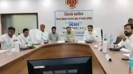कवर्धा: सांसद संतोष पांडे ने जिला सभाकक्ष में अधिकारियों की बैठक में लगाई फटकार, समस्याओं के गुणवत्तापूर्ण निराकरण के दिए निर्देश