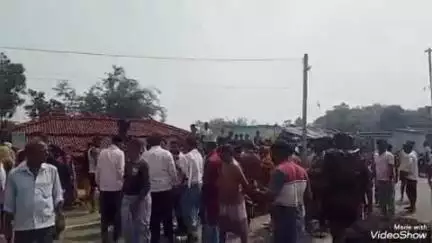 मधुपुर: बाइक और स्कूटी की टक्कर में तीन घायल, एक की हालत गंभीर