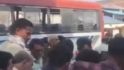कादीपुर: मोतिगरपुर कस्बे के पास बस और ट्रेलर की टक्कर में महिला समेत 2 बच्चे हुए घायल, हमलावर फरार