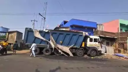 टंडवा: तेलियाडीह गांव में तेज रफ्तार कोल वाहन घर में घुसा, मुआवजे की मांग को लेकर 13 घंटे सड़क जाम