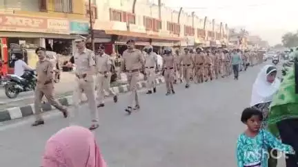 रिसोड: ठाणेदार रामेश्वर चव्हाण यांच्या नेतृत्वात रिसोड शहरात पोलीस अधिकारी व कर्मचाऱ्यांचे पतसंचलन