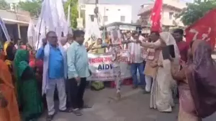 जलालपुर: मुजफ्फरपुर: दलित बच्ची से बलात्कार और मौत के विरोध में कोपा में स्वास्थ्य मंत्री का पुतला दहन