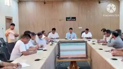 তামুলপুৰ: তামুলপুৰ জিলা আয়ুক্ত কায্যলয়ৰ সভা কক্ষত সকলো ৰাজনৈতিক দলৰ সৈতে বৈঠক জিলা আয়ুক্তৰ
