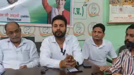 तिलहर: कांग्रेस पार्टी कार्यालय पर प्रेस वार्ता का आयोजन, यातायात पुलिस पर अभद्रता का आरोप लगाया गया