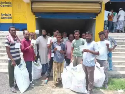महेशपुर: महेशपुर कानिझाडा लैंप्स में किसानों के बीच धान के बीज का वितरण किया गया