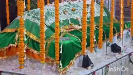 जगदीशपुर: नगर के वार्ड नंबर 18 शहीद बाबा के सालाना उर्स पर मजार पर की गई चादरपोशी, अमन-चैन की मांगी गई दुआ