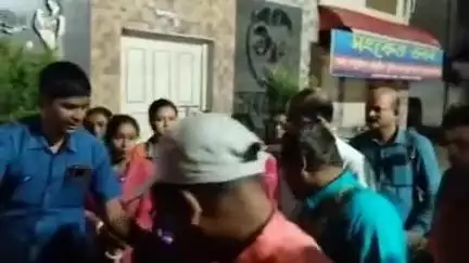 বালুরঘাট: বালুরঘাট সংকেত ক্লাবের বাৎসরিক সাংস্কৃতিক অনুষ্ঠানের শুভ উদ্বোধন করলেন রাজ্যের ক্রেতা সুরক্ষা মন্ত্রী বিপ্লব মিত্র