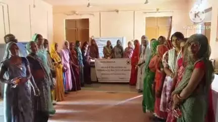 बकानी: बकानी क्षेत्र के आमझर खुर्द गाँव में महिलाओं के लिए एक दिवसीय स्वरोजगार प्रशिक्षण कार्यक्रम का आयोजन हुआ