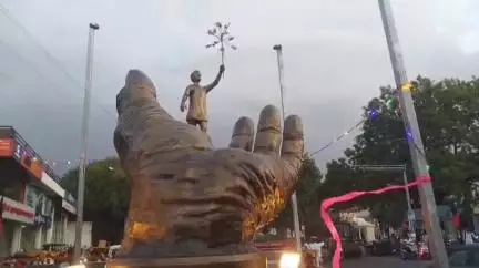 சிவகாசி: கார்னேசன் சந்திப்பில் ரூபாய் 29 லட்சம் மதிப்பில் அமைக்கப் பட்டுள்ள நினைவு சின்னம் அமைச்சர் தங்கம் தென்னரசு திறந்து வைத்தார்.