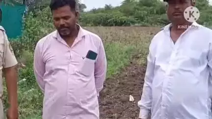 शिरूर: शिरूर  तालुक्यातील गांजेवाडी व गणेशनगर परिसरात बिबट्याच्या हल्यात दोन मेंढ्या, कोंबड्या ठार