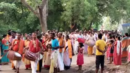 বড়ঞা: শ্রীহট্ট গ্রামের বাবা মহান্ত মন্দিরে বার্ষিক অনুষ্ঠানের হরিনাম সংকীর্তন নিয়ে শোভাযাত্রা আয়োজন করা হয়