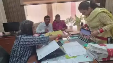 कासगंज: सीएम द्वारा जिले के लिए की गई घोषणाओं को लेकर कलेक्ट्रट पर डीएम ने की बैठक