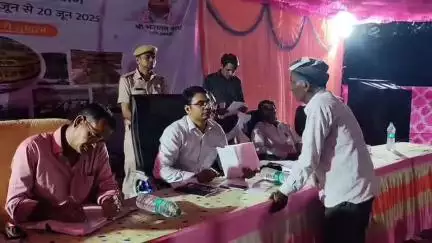 बिछीवाड़ा: पाल पादर में कलेक्टर की रात्रि चौपाल, ग्रामीणों की समस्याएं सुनीं, वंदे गंगा जल संरक्षण जन अभियान में भागीदारी का आह्वान