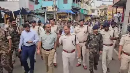 गिरिडीह: बकरीद पर्व को लेकर जिला प्रशासन द्वारा बड़ा चौक से निकाला गया फ्लैग मार्च