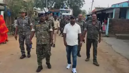 टंडवा: बकरीद महापर्व को शांतिपूर्ण माहौल में संपन्न कराने के लिए पुलिस प्रशासन ने मुख्य बाजार में निकाला फ्लैग मार्च
