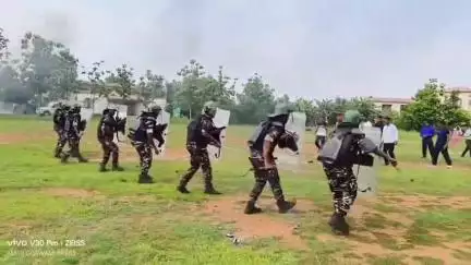 लोहरदगा: लोहरदगा पुलिस लाइन में बकरीद से पहले एंटी रायट मॉकड्रिल, पुलिस बल ने दिखाई दंगा नियंत्रण की तैयारी