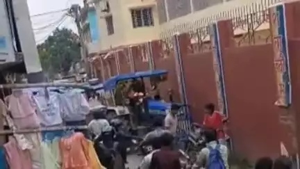 গোয়ালপোখর ২: চাকুলিয়া থানার কানকি বাজার রাজ্য সড়কে তীব্র যানজট আটকে থাকলো এম্বুলেন্স