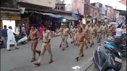 मैनपुरी: बकरीद के त्यौहार को देखते हुए एसपी सिटी ने पुलिस बल के साथ शहर में किया पैदल गश्त