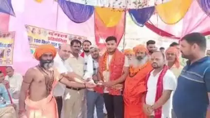 अटेर: भिण्ड के बोरेश्वर मंदिर में दंगल नाल प्रतियोगिता, पहलवानों ने उठाए 100-100 किलो के नाल