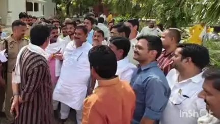 कुंडा: राजभवन बेंती में 'जनता दर्शन कार्यक्रम' में जनसत्ता दल के राष्ट्रीय अध्यक्ष राजा भइया ने सुनीं समस्याएं