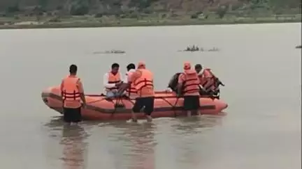 ओबरा: रेणुका नदी में डूबे लापता युवक का नहीं चल सका पता, 24 घंटों से गोताखोरों व एसडीआरएफ टीम कर रही है तलाश