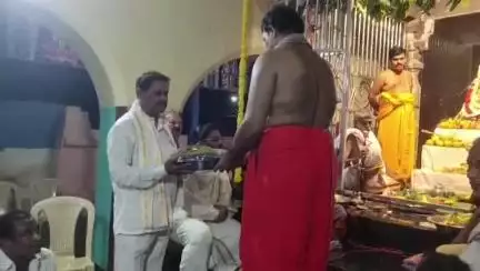 కాకినాడ దేవాలయం వీధిలో వేంచేసిన శ్రీ భీమేశ్వర స్వామి వారి ఆలయంలో స్వామి వారి వార్షిక కల్యాణం తరలివచ్చిన భక్తులు