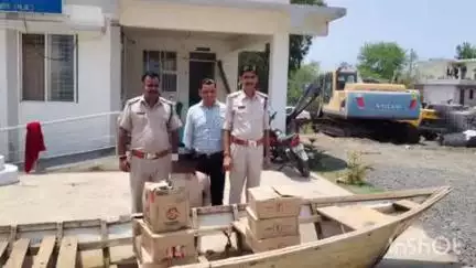 बुदनी: जनवसा में पुलिस ने पकड़ी 55 लीटर शराब, कलारी वालों को गांव-गांव बेचने की इजाजत, बाहर की शराब पर कार्यवाही