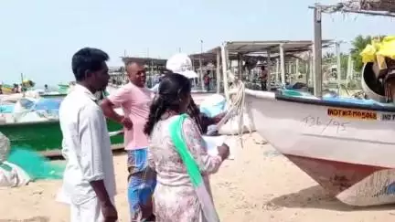 திருச்செந்தூர்: சிங்கித்துறை மீன்பிடி பகுதியில் மீன் வளம் மற்றும் மீன்வளத்துறை அலுவலர்கள் நாட்டுப்படகுகளை ஆய்வு செய்தனர்