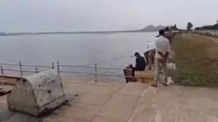 झांसी: पहुज नदी स्थित सिमरधा डैम में मिला अज्ञात युवक का शव, पुलिस ने मेडिकल कॉलेज की मोर्चरी में भेजा